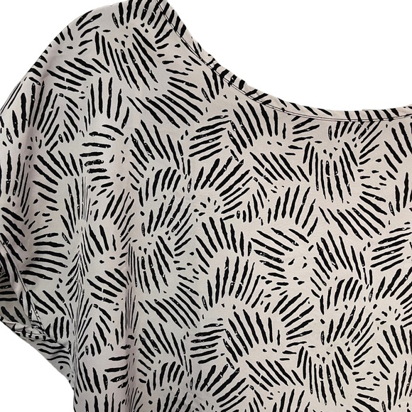 Forever 21 Open Back Crop Top Sheer Geometric Thin White and Black Shirt Size S - Picture 2 of 8